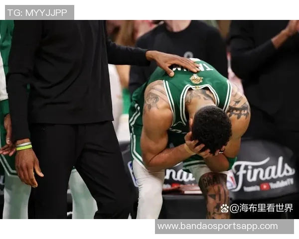 科塔赞塔图姆在场上如教练般引领队伍积极发声助力团队前行