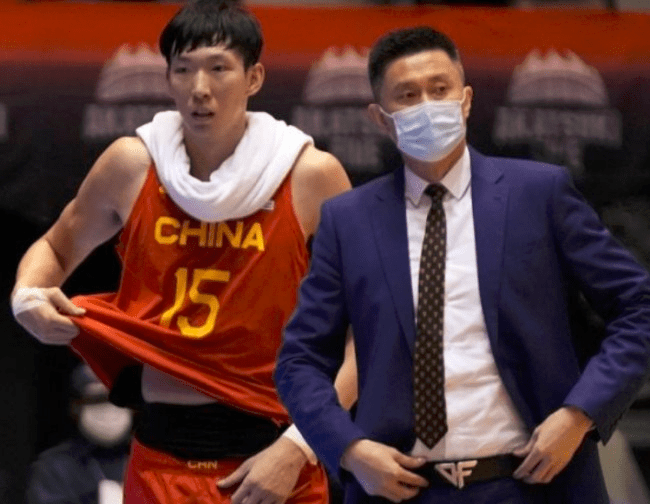 周琦在NBA季前赛中表现抢眼，受到球迷热捧