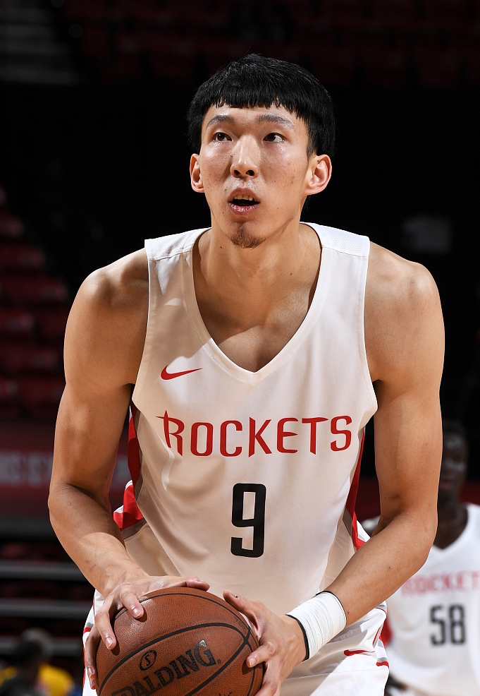 周琦在NBA季前赛中表现抢眼，受到球迷热捧