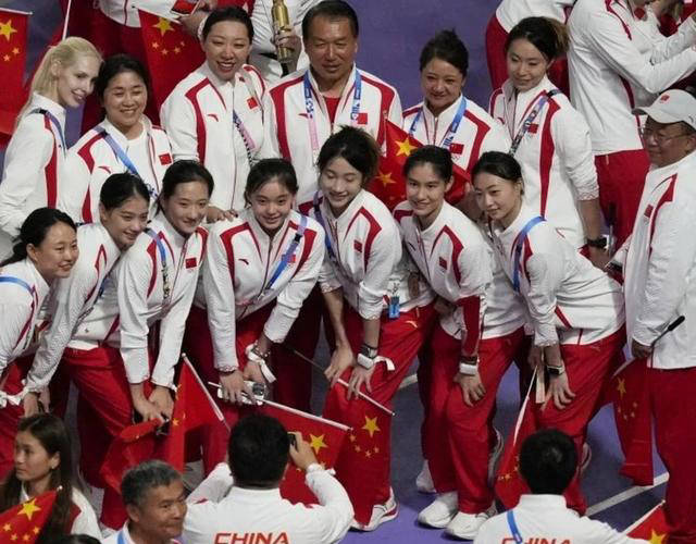 体坛焦点！球员亮相颁奖典礼受瞩目