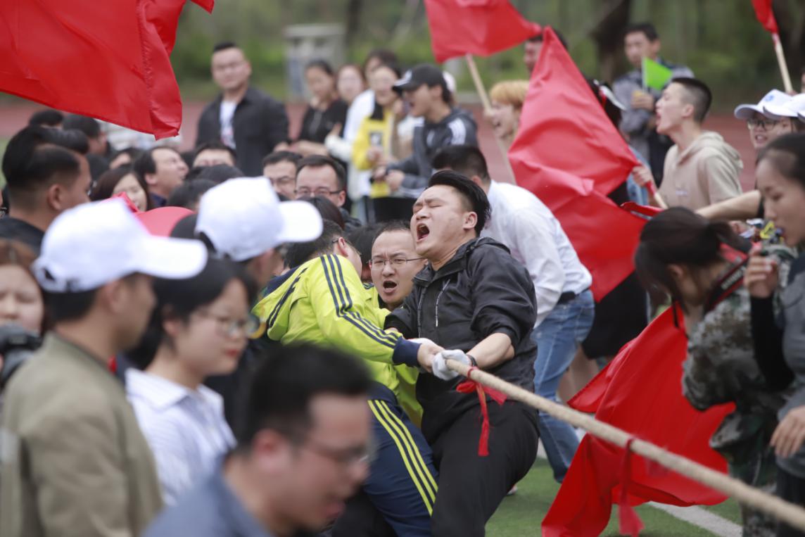 半岛体育-队伍奋战在赛场，为胜利而努力