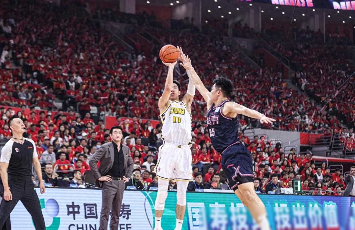 半岛体育-孙铭徽18分，辽宁轻取吉林，赢得10连胜