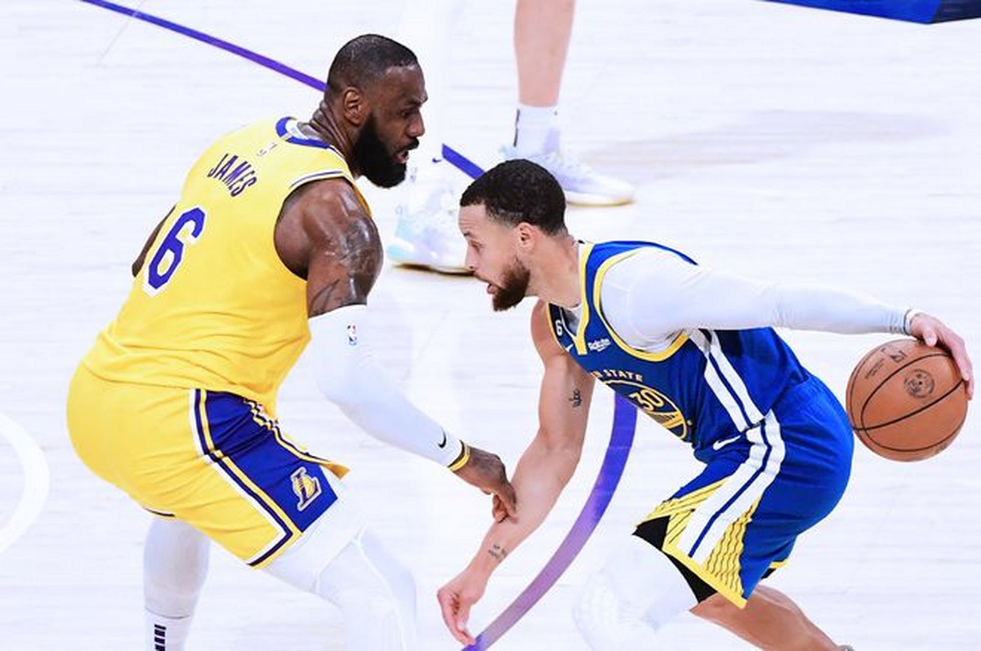 半岛体育-NBA赛场上演激烈对攻，湖人击败勇士取得连胜